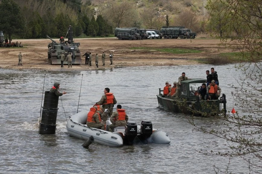 Τουρκική ξεφτίλα: Πήγαν να πνιγούν οι Τούρκοι στον Εβρο – Leopard-1 κόλλησε στις λάσπες – Βαριές «καμπάνες» και οργή Ερντογάν